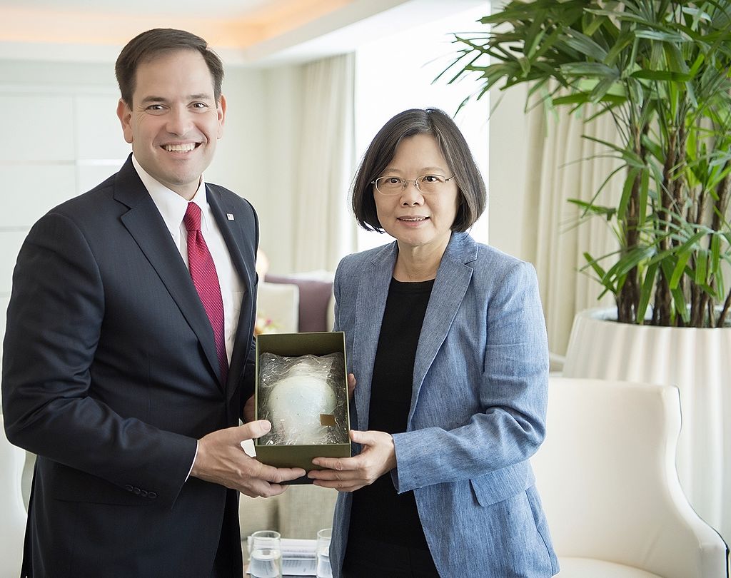 Taiwanese_President_Tsai_Ing-wen_meet_with_U.S._Senator_Marco_Rubio_in_Miami,_Florida_in_June_2016.jpg