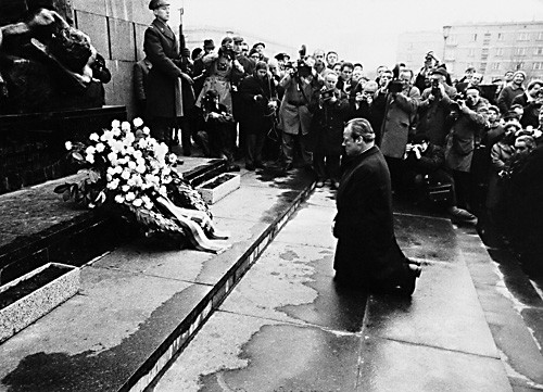 West Germany's Chancellor Willy Brandt kneels before the Jewish Heroes' monument in Warsaw, Poland, Monday, Dec. 6, 1970. Xinhua Photo.