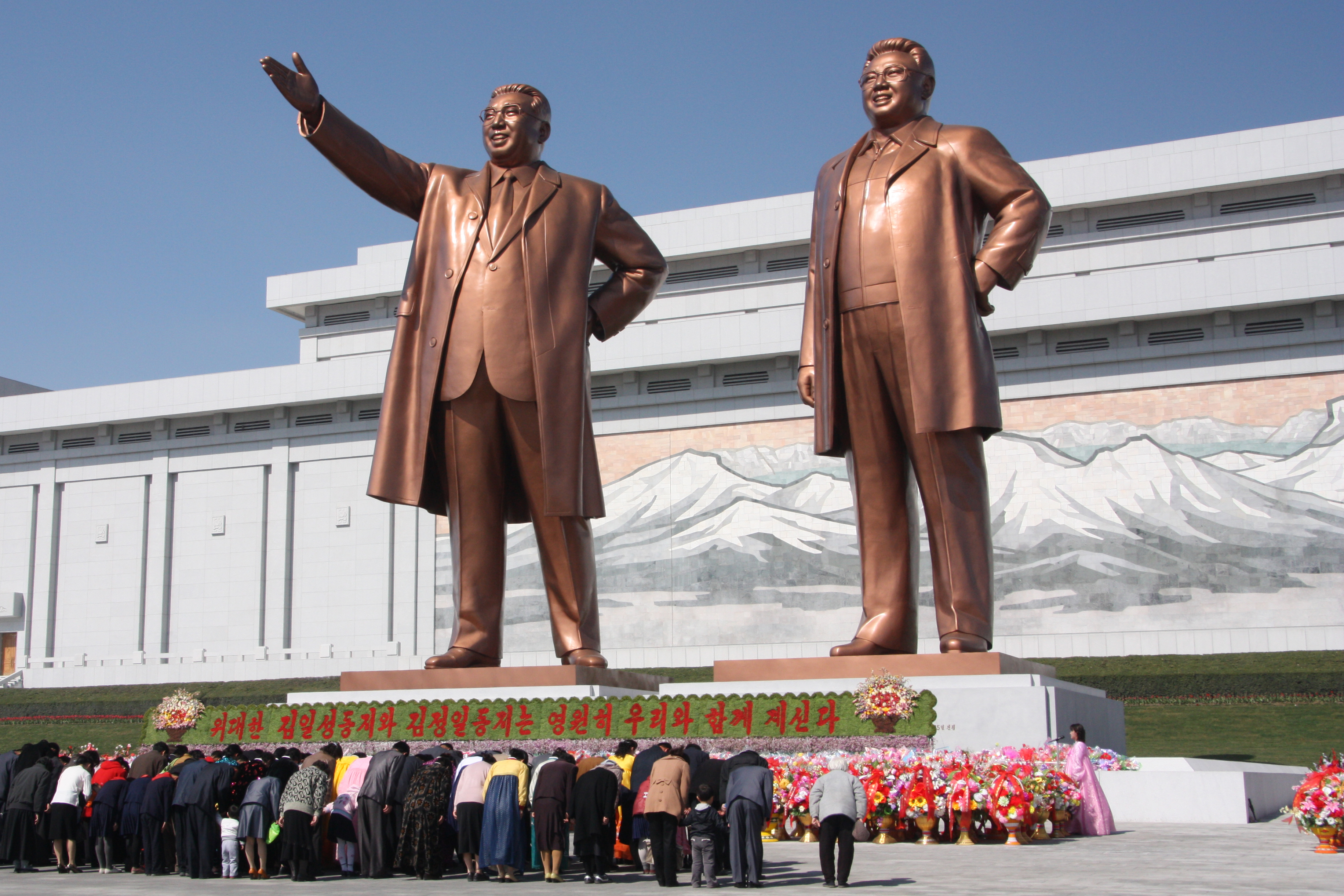 The_statues_of_Kim_Il_Sung_and_Kim_Jong_Il_on_Mansu_Hill_in_Pyongyang_(april_2012).jpg