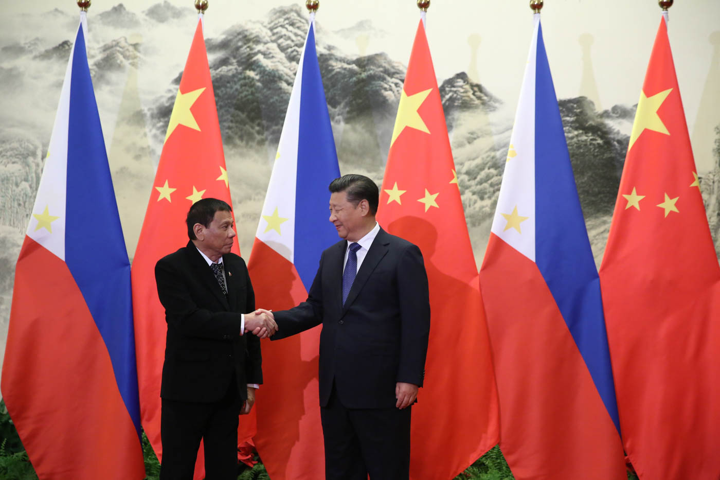 President_Duterte_handshake_with_President_Xi.jpg