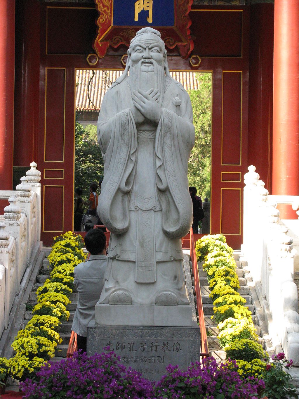 Statue_de_Confucius_au_Temple_de_Confucius_de_Pékin.jpg