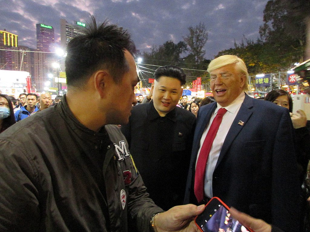 1024px-HK_CWB_Victoria_Park_night_visitors_artists_US_Mr_President_唐納約翰川普_Donald_John_Trump_n_金正恩_Kim_Jong-Un_&_friend_Jan_2017_IX1.jpg