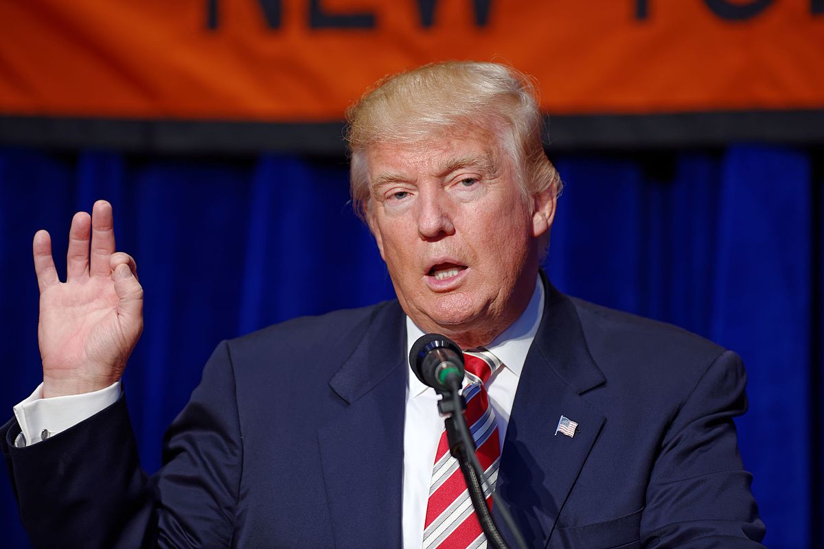 1200px-Donald_J._Trump_at_Marriott_Marquis_NYC_September_7th_2016_04.jpg