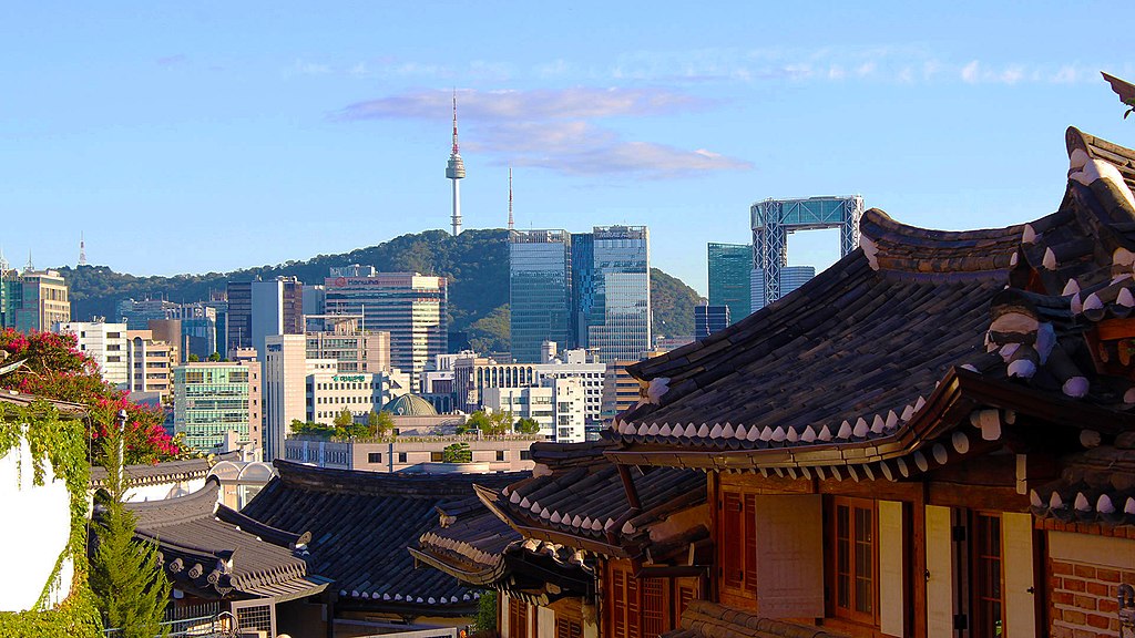 1024px-Bukchon-seoul-tower.jpg