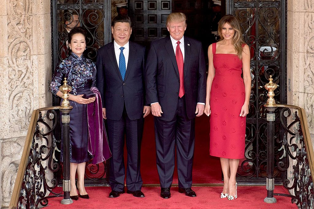 Peng_Liyuan,_Xi_Jingping,_Donald_Trump_and_Melania_Trump_at_the_entrance_of_Mar-a-Lago,_April_2017.jpg