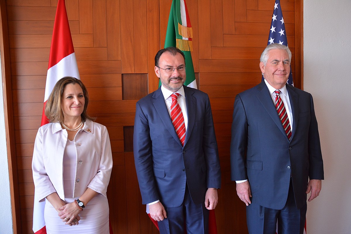 1200px-Chrystia_Freeland,_Luis_Videgaray_Caso_and_Rex_Tillerson_in_Mexico_City_-_2018_(40013111732).jpg