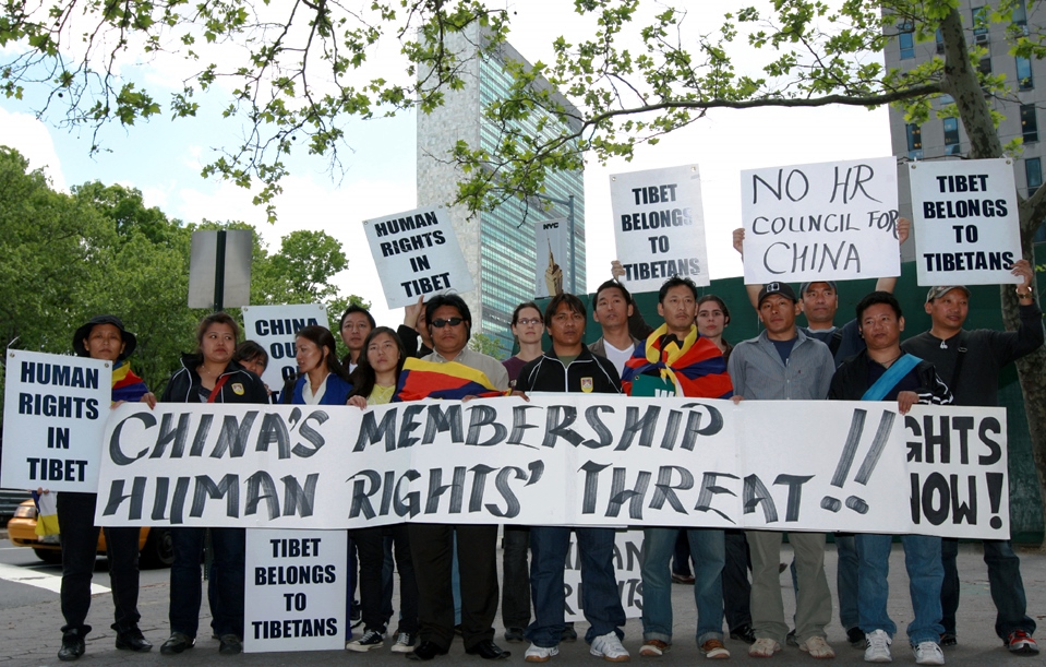 2009_Protest_at_UN_against_China's_re-election_in_the_Human_Rights_Council_聯合國外抗議中國在人權委員會資格.jpg