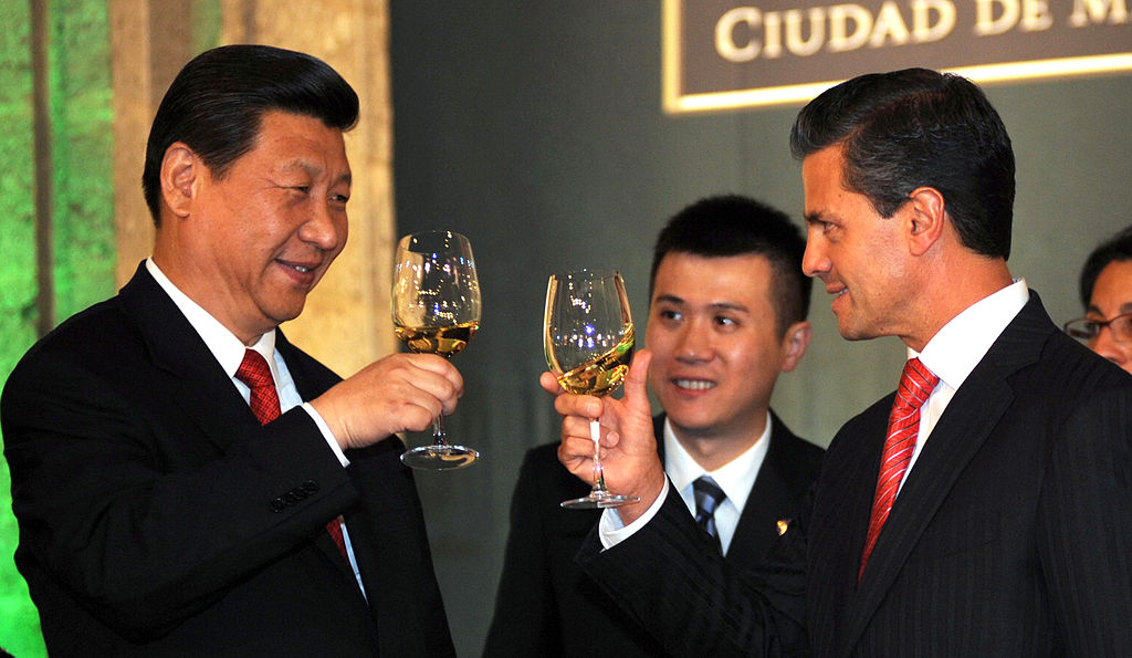 1024px-Cena_de_Estado_que_en_honor_del_Excmo._Sr._Xi_Jinping,_Presidente_de_la_República_Popular_China,_y_de_su_esposa,_Sra._Peng_Liyuan_(8960384656).jpg