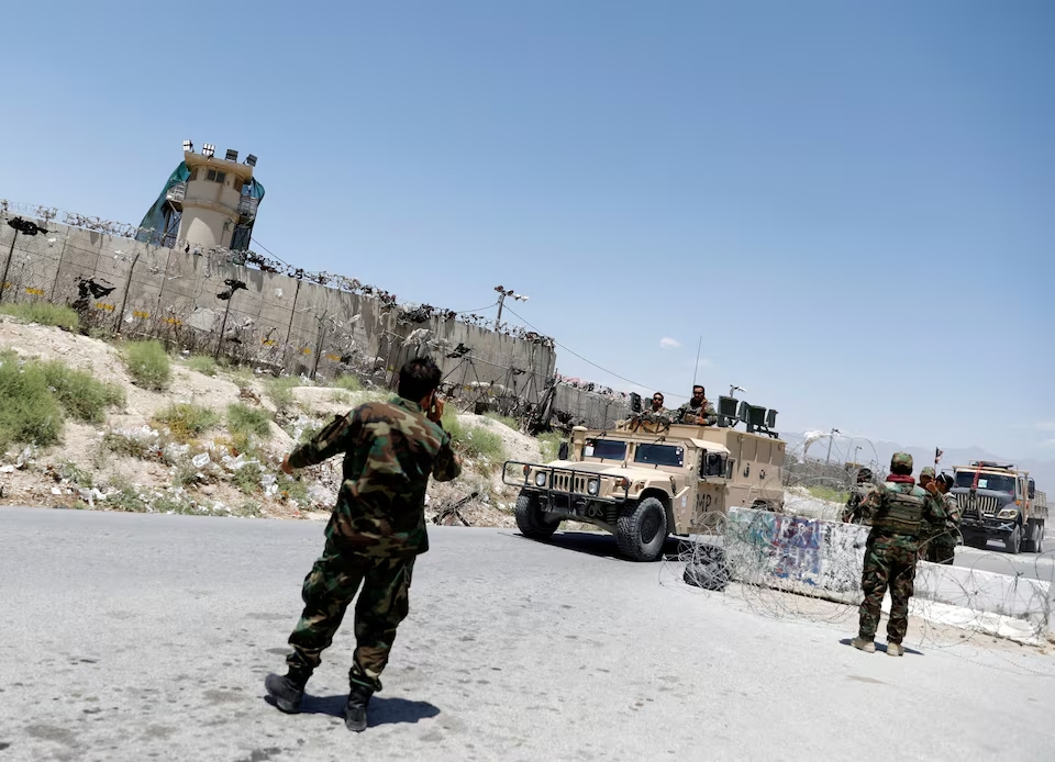 Afghan soldiers stand guard at a checkpoint outside the U.S Bagram air base, on the day the last of American troops vacated it, Parwan province, Afghanistan July 2, 2021. (FILE PHOTO: Reuters / Mohammad Ismail)
