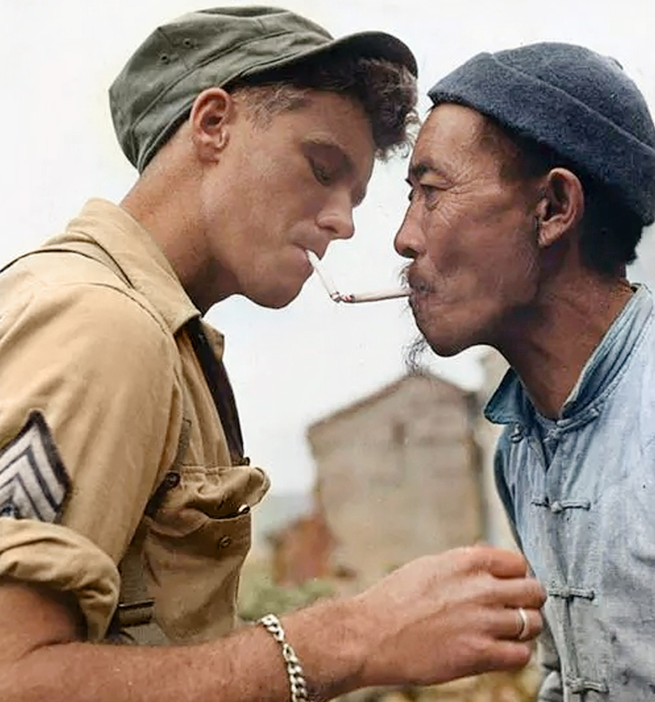 On October 14, 1944, the Allies and the Chinese Expeditionary Force recaptured the Japanese occupied Yunnan Tengchong. On the street after the battle, a young American soldier borrowed fire from local people to light cigarettes.