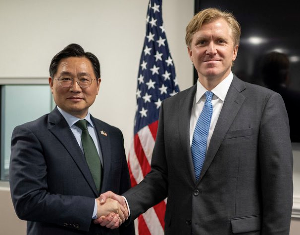 Colby with South Korean Deputy Defense Minister Cho Chang-rae in May 2025..png