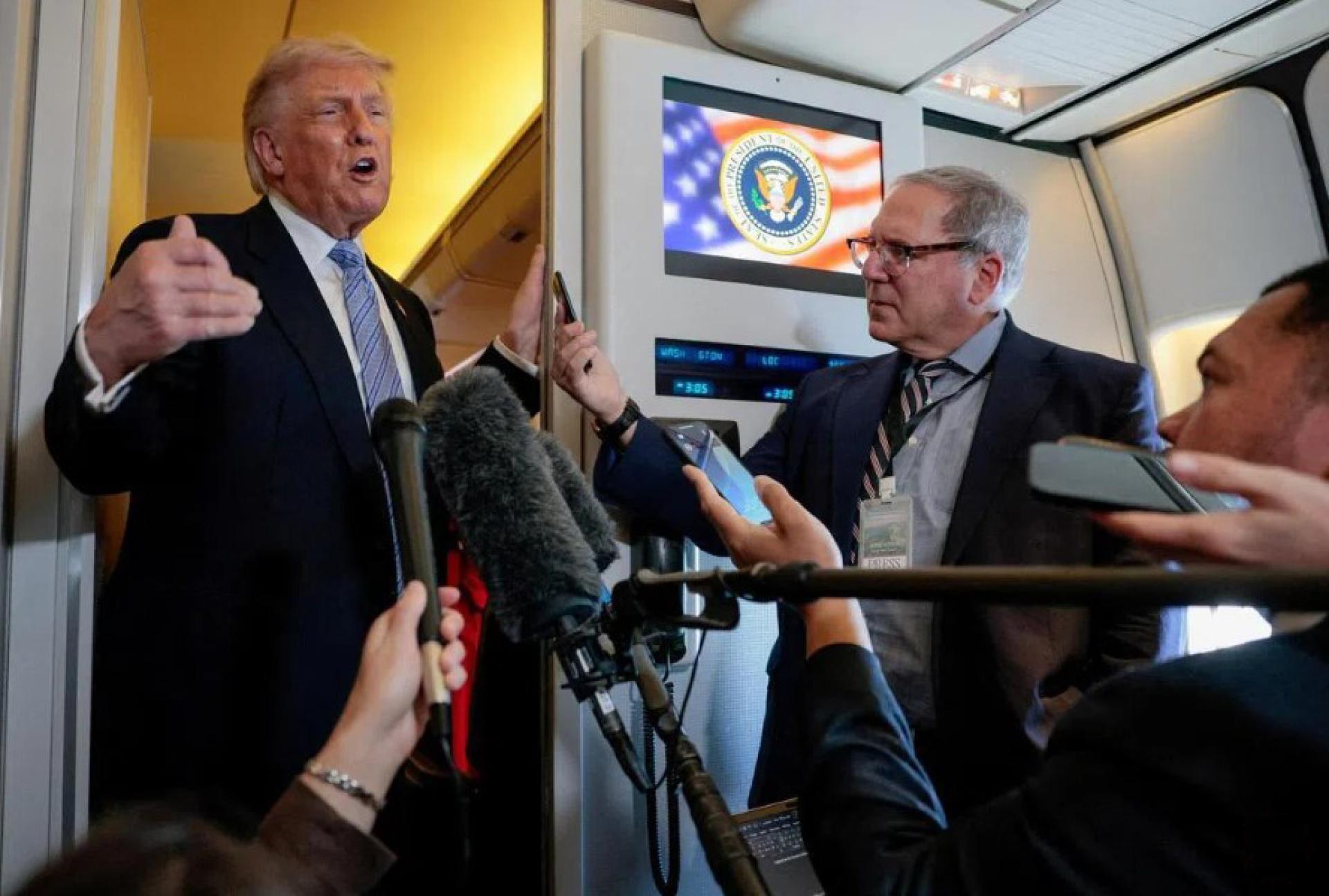 U.S. President Trump told reporters on Air Force One that he had discussed the weapons package with China&rsquo;s President Xi Jinping during their summit in Beijing..jpg