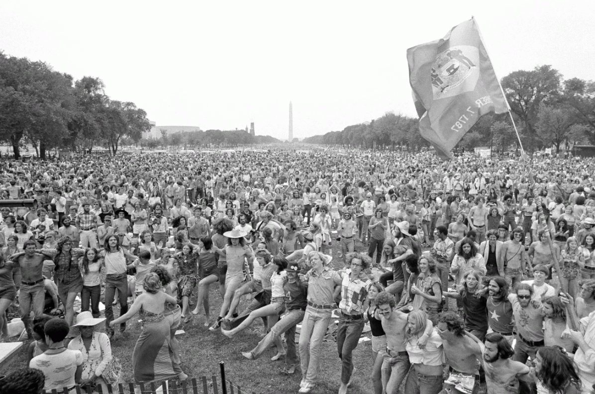 A crowd dances on the National Mall in Washington, DC, during the during the People&rsquo;s Bicentennial Commission&rsquo;s demonstration on July 4, 1976. AP.png