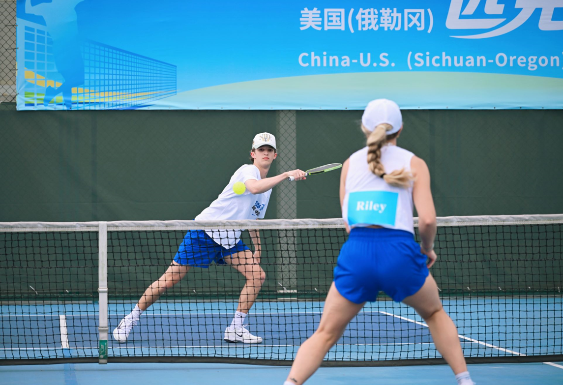 American players Luke Aaron and Riley Hanks compete in a pickleball friendship match in Chengdu, May 2026..png