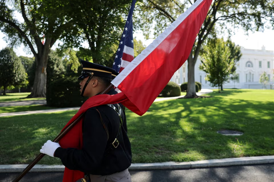 A U.S. military honor guard walk with a Chinese flag and U.S. flag after rehearsing for Chinese President Xi Jinping&rsquo;s state visit next week with U.S. President Donald Trump at the White House in Washington, D.C., U.S., September 16, 2026. (REUTERS/Jonathan Ernst )