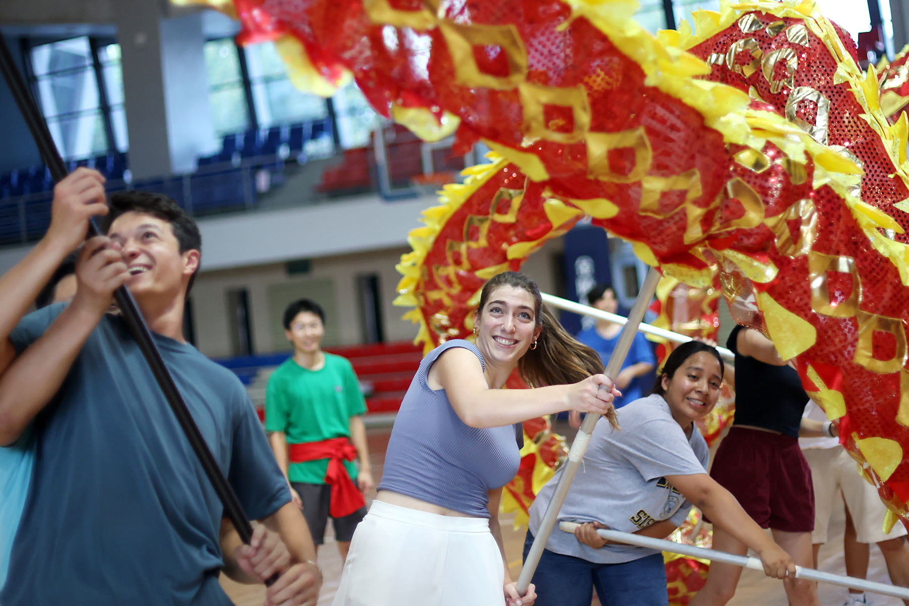 College students from the United States learn the dragon dance at Nanjing Agricultural University on Aug 7, 2024..jpg
