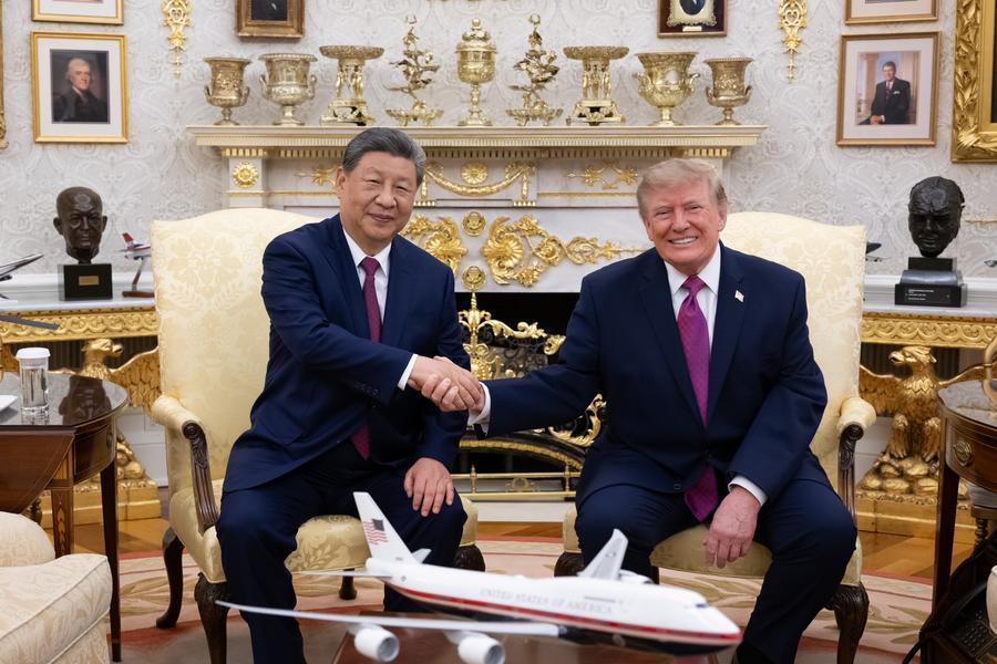 Chinese President Xi Jinping holds small-group exchanges with U.S. President Donald Trump in the Oval Office after a welcome ceremony at the White House in Washington, D.C., the United States, Sept. 24, 2026. (Photo: Xinhua/Xie Huanchi).jpg