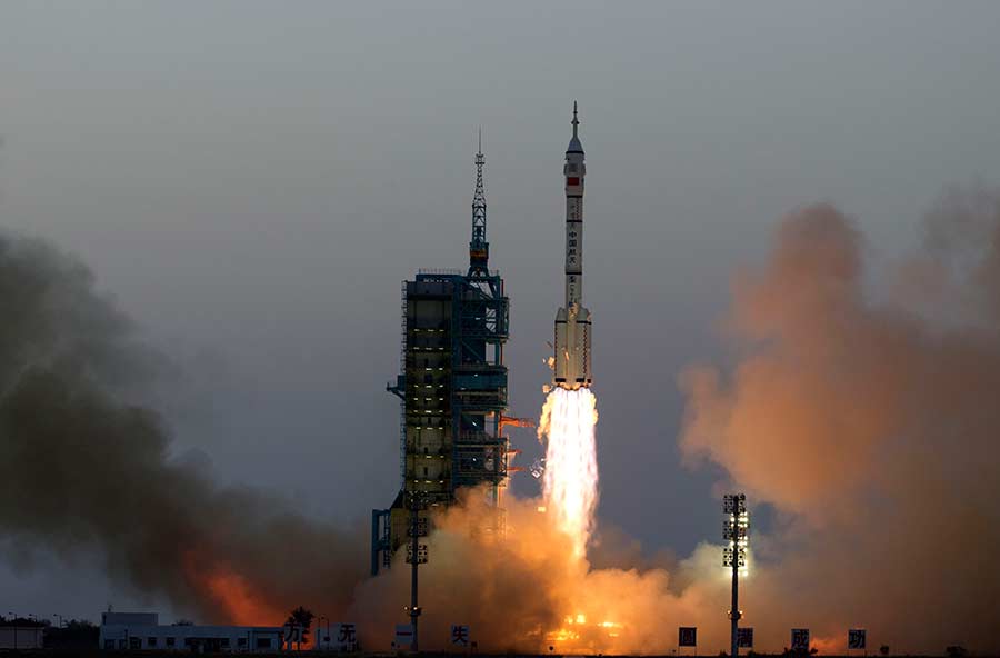 Shenzhou XI manned spacecraft blasts off, Oct 17, 2016.jpg