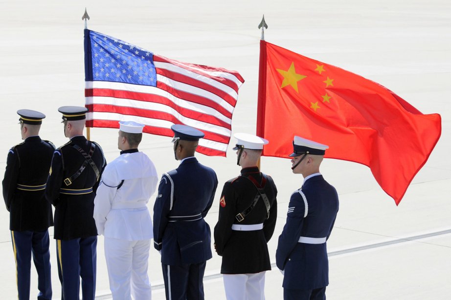 585795-drapeaux-americain-chinois-flottent-piste.jpg